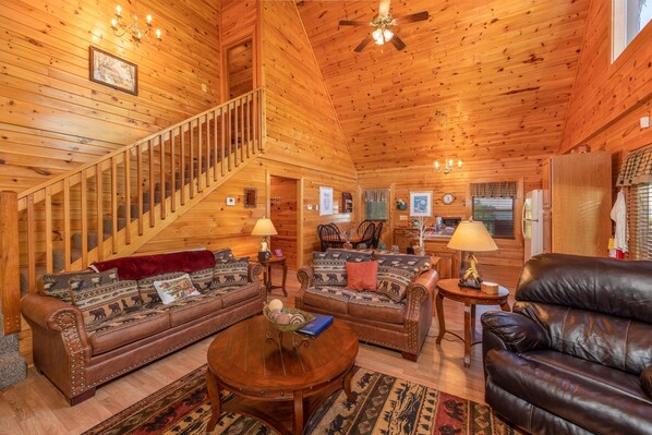 Smart TV, fireplace, DVD player - 3-Bedroom Cabin with Lake Views (SEVIERVILLE)
