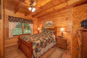 3 bedrooms, iron/ironing board, free WiFi, bed sheets - 3-Bedroom Cabin with Lake Views (SEVIERVILLE)