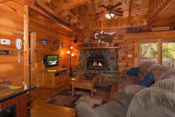 TV, fireplace, video games, DVD player - Cozy Cabin with Arcade and Hot Tub (SEVIERVILLE)