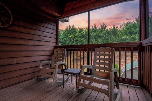 Heaven Sent - Tastefully Decorated Cabin with Fireplace