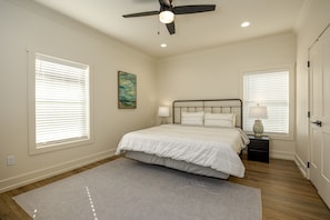 3 bedrooms, iron/ironing board, free WiFi, bed sheets - The Wooden Sanctuary (SEVIERVILLE)