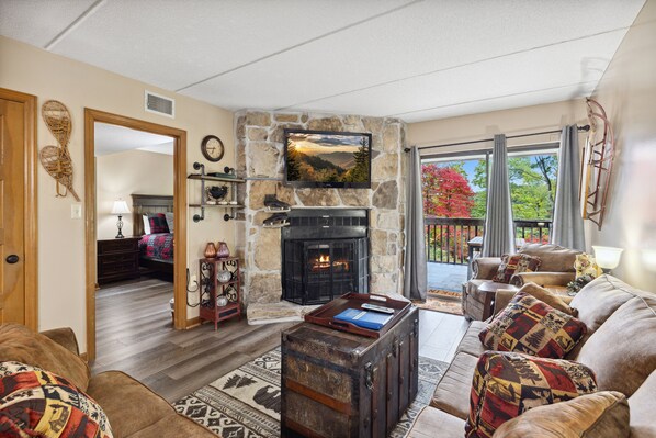 TV, fireplace - A Mountain Top Retreat (GATLINBURG)