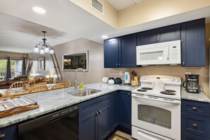 Fridge, microwave, oven, stovetop - A Mountain Top Retreat (GATLINBURG)