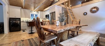 Luxury Cabin Sleeps 4 to 7 - mins to Lake George