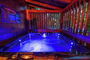 Outdoor spa tub - Gatlinburg Celebration Destination (GATLINBURG)