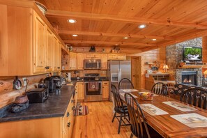 Fridge, microwave, oven, stovetop - When Your Heart Belongs To the Mountains (SEVIERVILLE)