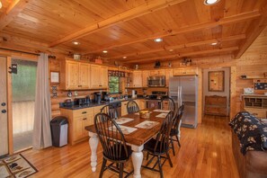 Fridge, microwave, oven, stovetop - When Your Heart Belongs To the Mountains (SEVIERVILLE)