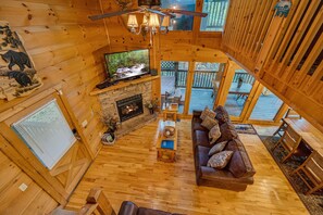 Fernseher, Kamin, DVD-Player