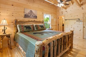 2 bedrooms, iron/ironing board, free WiFi, bed sheets - Close to Pigeon Forge*Keurig*Hot Tub (PIGEON FORGE)