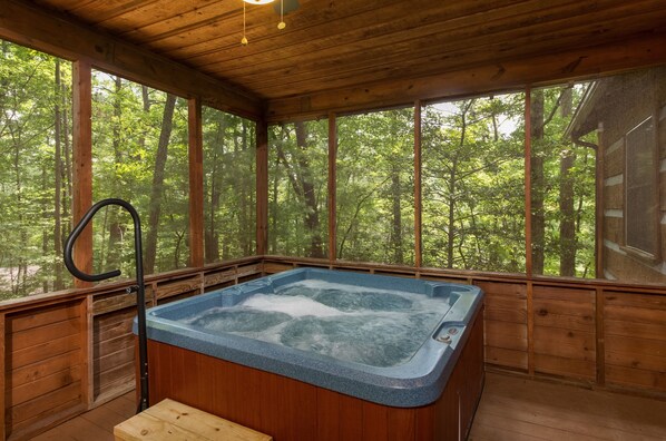 Interior - Secluded*Enclosed Hot Tub*Cozy*50% OFF Year Round (PIGEON FORGE)