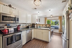 Fridge, microwave, oven, stovetop - Dogs Welcome*Wears Valley Area*Easy Access*WiFi (PIGEON FORGE)