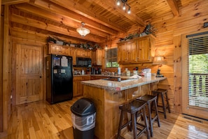 Een koelkast, een microgolfoven, een oven, een kookplaat