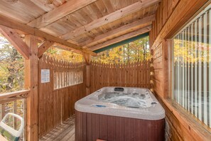 Outdoor spa tub - Dance To The Music Of Mountain Views (PIGEON FORGE)
