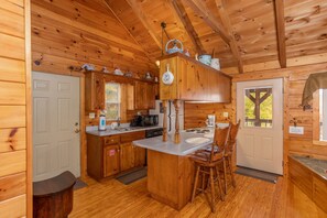 Fridge, microwave, oven, stovetop - Dance To The Music Of Mountain Views (PIGEON FORGE)