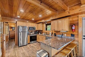 Fridge, microwave, oven, stovetop - Filling Your Vacation Time With Fun And Games (PIGEON FORGE)