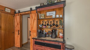 Una cucina rustica con mobili in legno, un angolo caffè e una macchina da caffè.