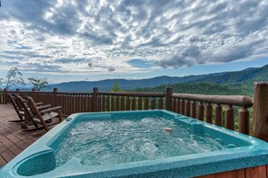 Outdoor spa tub - Luxury and Views Fit For Royalty (PIGEON FORGE)