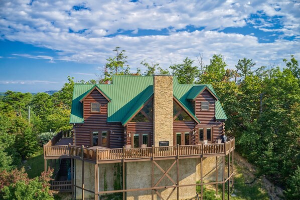 Exterior - Luxury and Views Fit For Royalty (PIGEON FORGE)