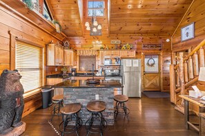 Kylskåp, mikrovågsugn, ugn och spishäll