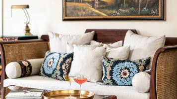 Suite 8, Pet-friendly | Área de sala de estar | IPad y impresora