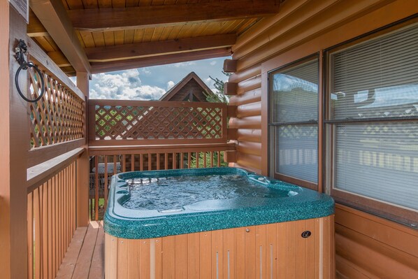 Outdoor spa tub - The Warm Embrace Of A Vacation Cabin (SEVIERVILLE)