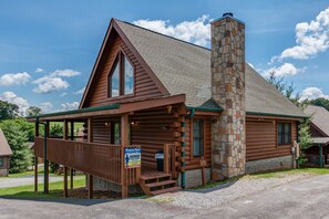 Exterior - The Warm Embrace Of A Vacation Cabin (SEVIERVILLE)