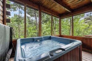 Indoor spa tub - Come getaway to a cabin in the Moonlit Pines (SEVIERVILLE)