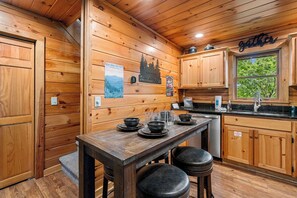 Fridge, microwave, oven, stovetop - Come getaway to a cabin in the Moonlit Pines (SEVIERVILLE)