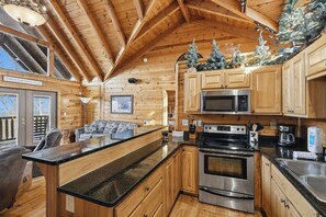 冷蔵庫、電子レンジ、オーブン、コンロ