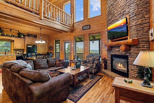 TV, fireplace - Galivanting Through The Mountains (PIGEON FORGE)