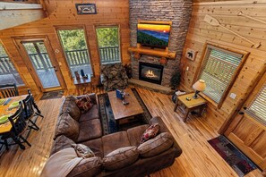 TV, fireplace - Galivanting Through The Mountains (PIGEON FORGE)