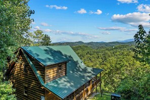 Exterior - Galivanting Through The Mountains (PIGEON FORGE)