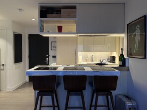 冷蔵庫、電子レンジ、オーブン、コンロ