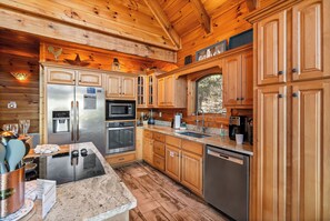 Fridge, microwave, oven, stovetop - Mountain Views Take Me Home (PIGEON FORGE)