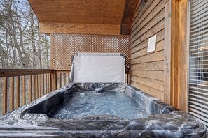 Outdoor spa tub - Lay Of The Mountain Land (GATLINBURG)
