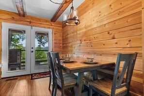 Dining - Resort Setting*Cozy*Romantic*Stunning Views (SEVIERVILLE)