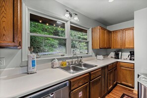 Fridge, microwave, oven, stovetop - Mountain Views-Hot Tub-Fireplace-Close to Dollywood (SEVIERVILLE)