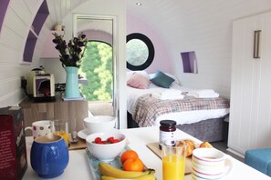 1 bedroom, WiFi, bed sheets - Riverside Pods are a nest of four glamping pods suitable for the perfect getaway (Llandovery)