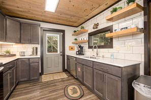 Fridge, microwave, oven, stovetop - Get Ober Excited For Mountain Snow (GATLINBURG)