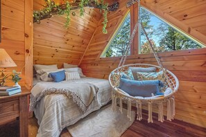 Iron/ironing board, free WiFi, bed sheets - Smoky Mountain Treehouse with hot tub and dog-friendly (GATLINBURG)