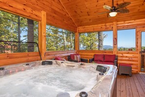 Outdoor spa tub - Surrounded By Mountain Beauty (GATLINBURG)