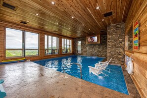 Una piscina techada, una piscina climatizada