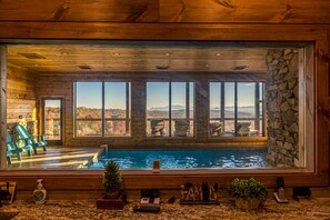 Una piscina cubierta, una piscina climatizada