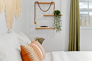 2 habitaciones, escritorio y tabla de planchar con plancha