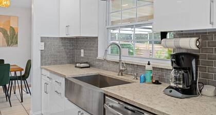 Boho Heated Pool House w/Gym <20min to Beaches!