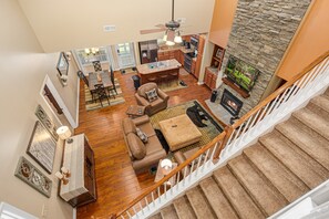 Smart TV, fireplace, video games, table tennis - A Luxury Plus Level Hideout (PIGEON FORGE)