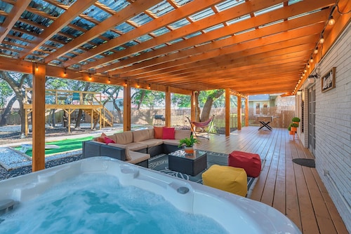 Luxurious home with Hot tub, Tree Deck & Game Room by Fiesta Texas