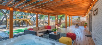 Luxurious home with Hot tub, Tree Deck & Game Room by Fiesta Texas