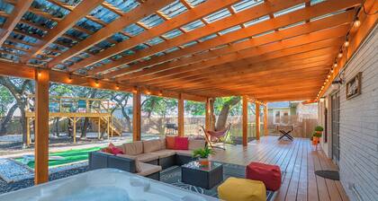 Luxurious home with Hot tub, Tree Deck & Game Room by Fiesta Texas