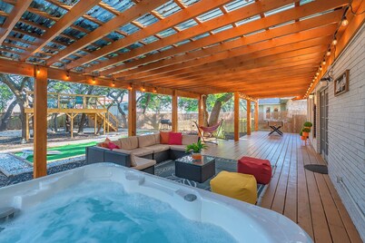 Luxurious home with Hot tub, Tree Deck & Game Room by Fiesta Texas